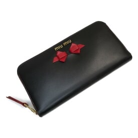黒のレザーに赤いリボンが施されたミュウミュウのラウンドファスナー長財布