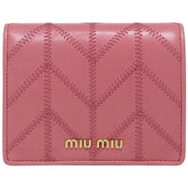 パッチワークのデザインが印象的なミュウミュウの二つ折財布（ピンク）