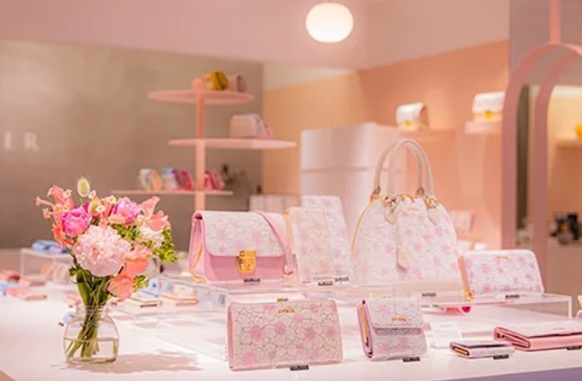 ピンクの花柄の財布やバッグがディスプレーされたエーテル自由が丘店の店内