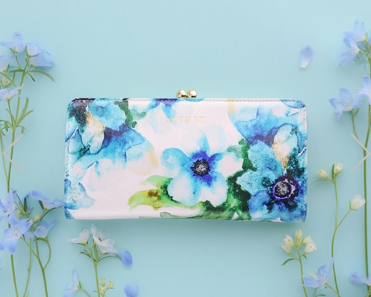 青く薄く透き通るような花びらが鮮やかなエナメルレザーの長財布