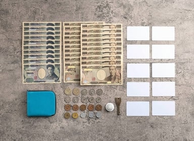 財布と千円札・五千円札・一万円札、カード、小銭、鍵がキレイに並べられている状態