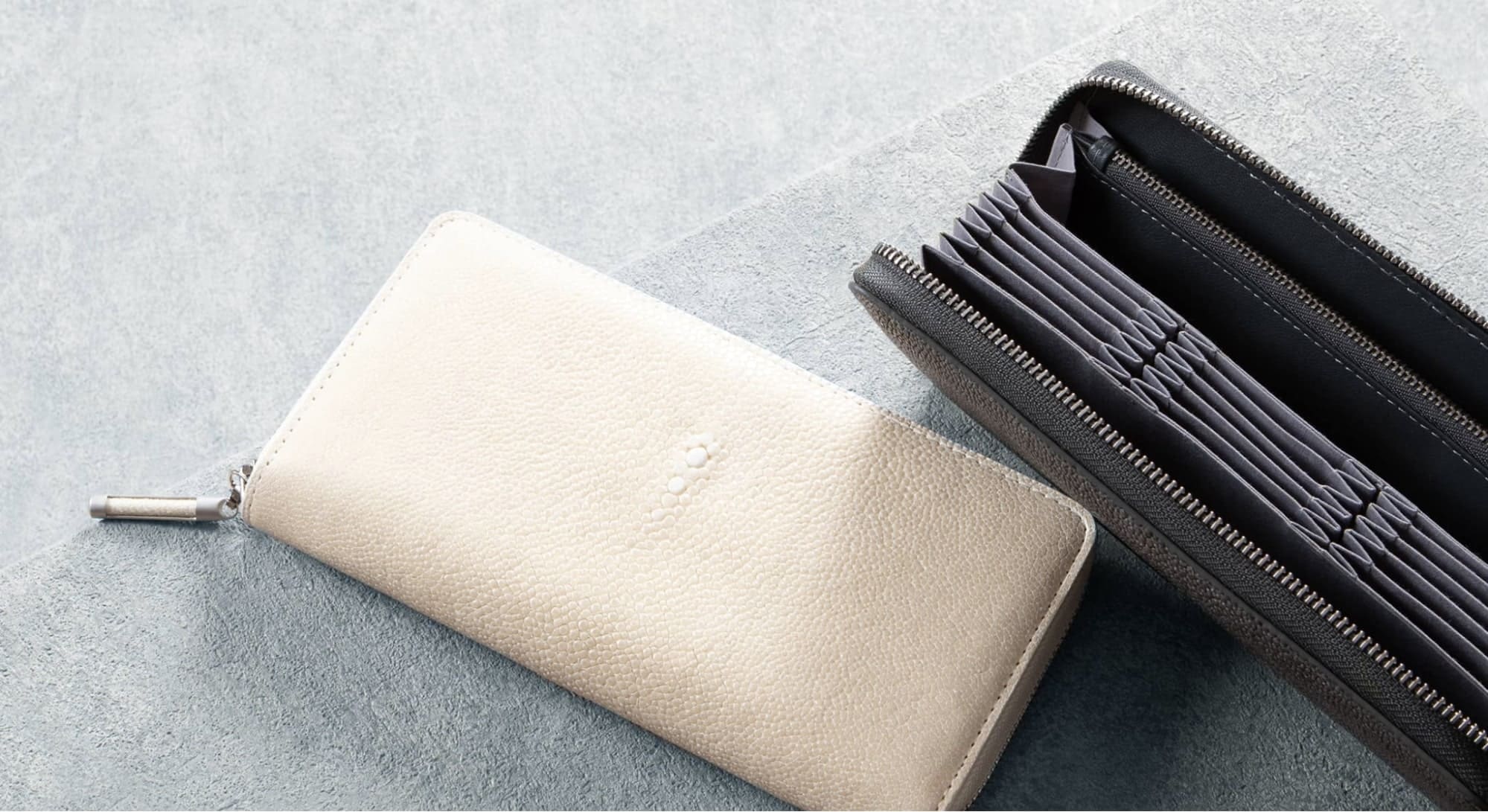 アクナスの質の良い革と利便性を兼ね備えた白と黒のラウンドジップ長財布