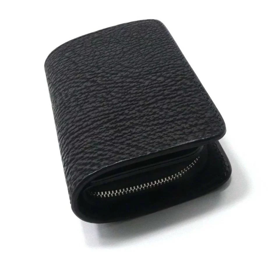 長財布と二つ折り財布の中間サイズが人気のハーフサイズ財布（ブラック）
