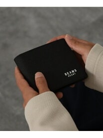 ビームスの二つ折り財布（ブラック）を両手で持つ女性の手