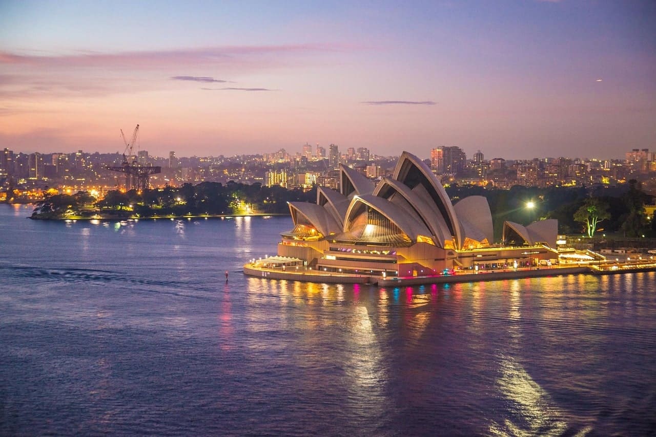 オーストラリア、シドニーのライトアップされたオペラハウス