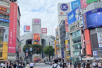 渋谷駅前のスクランブル交差点より109と文化村通りを望む風景