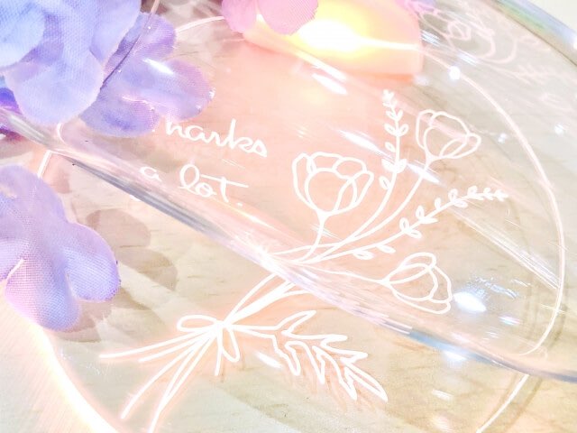 ガラスに書かれた花束の絵