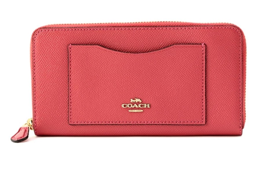 フロントにポケットがありコーチの金具ロゴがエレガントなピンクの長財布