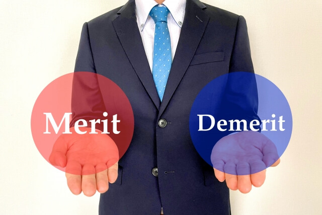 スーツ姿の男性の右手にMerit、左手にDemerit
