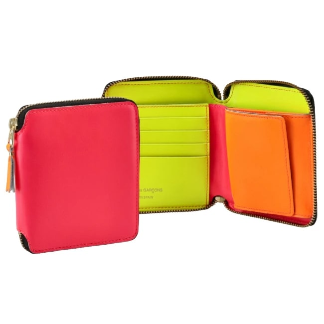 コムデギャルソンは幅広く人気のあるデザイン性カラーの二つ折り財布