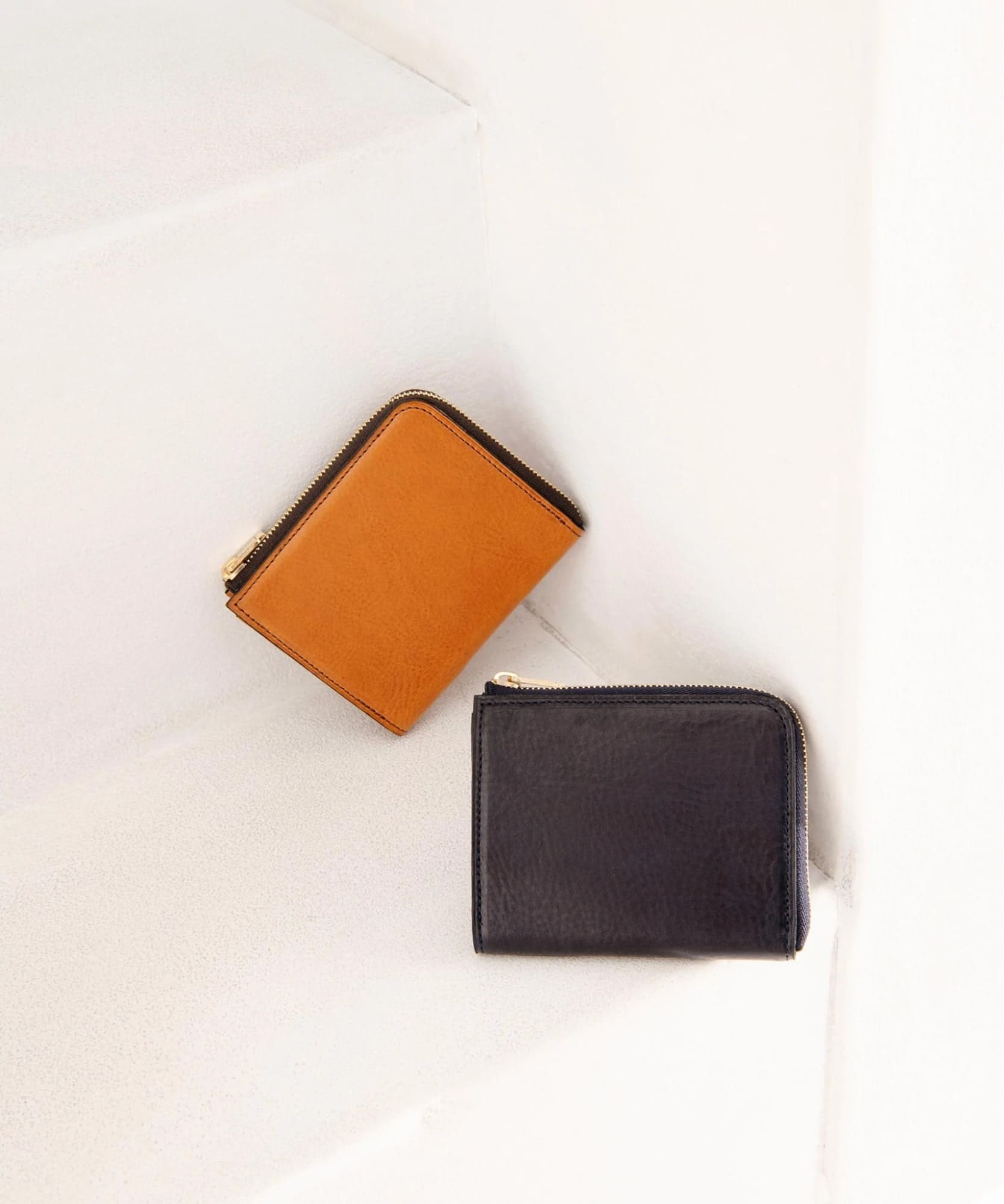 ライトブラウンとブラックのL字ファスナー財布