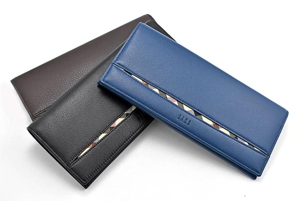 三日月型にデザインされたハウスチェックが特徴の長財布