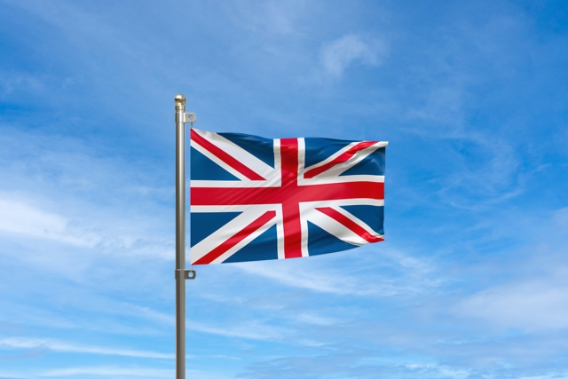 青空と風になびくイギリス国旗