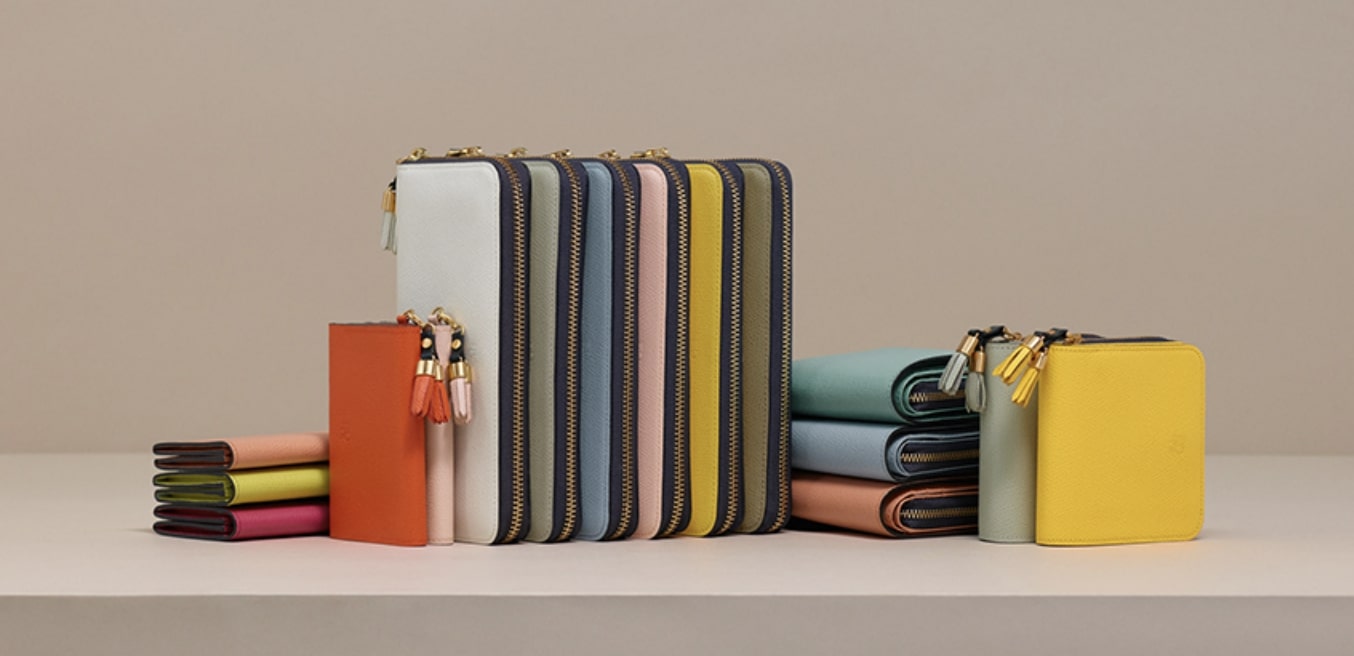 エポイ さまざまな色のさまざまな形の財布