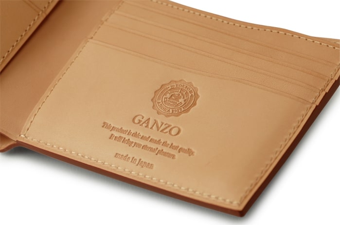 ガンゾのブランドロゴが刻印された財布の内装