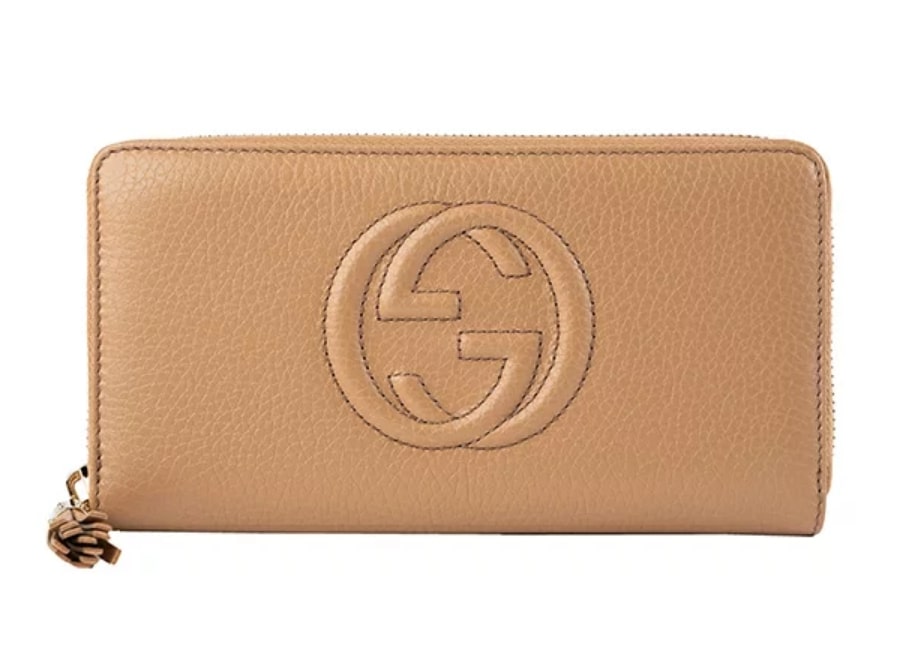 立体感のあるインターロッキングGロゴが印象的な茶色いラウンドジップ長財布