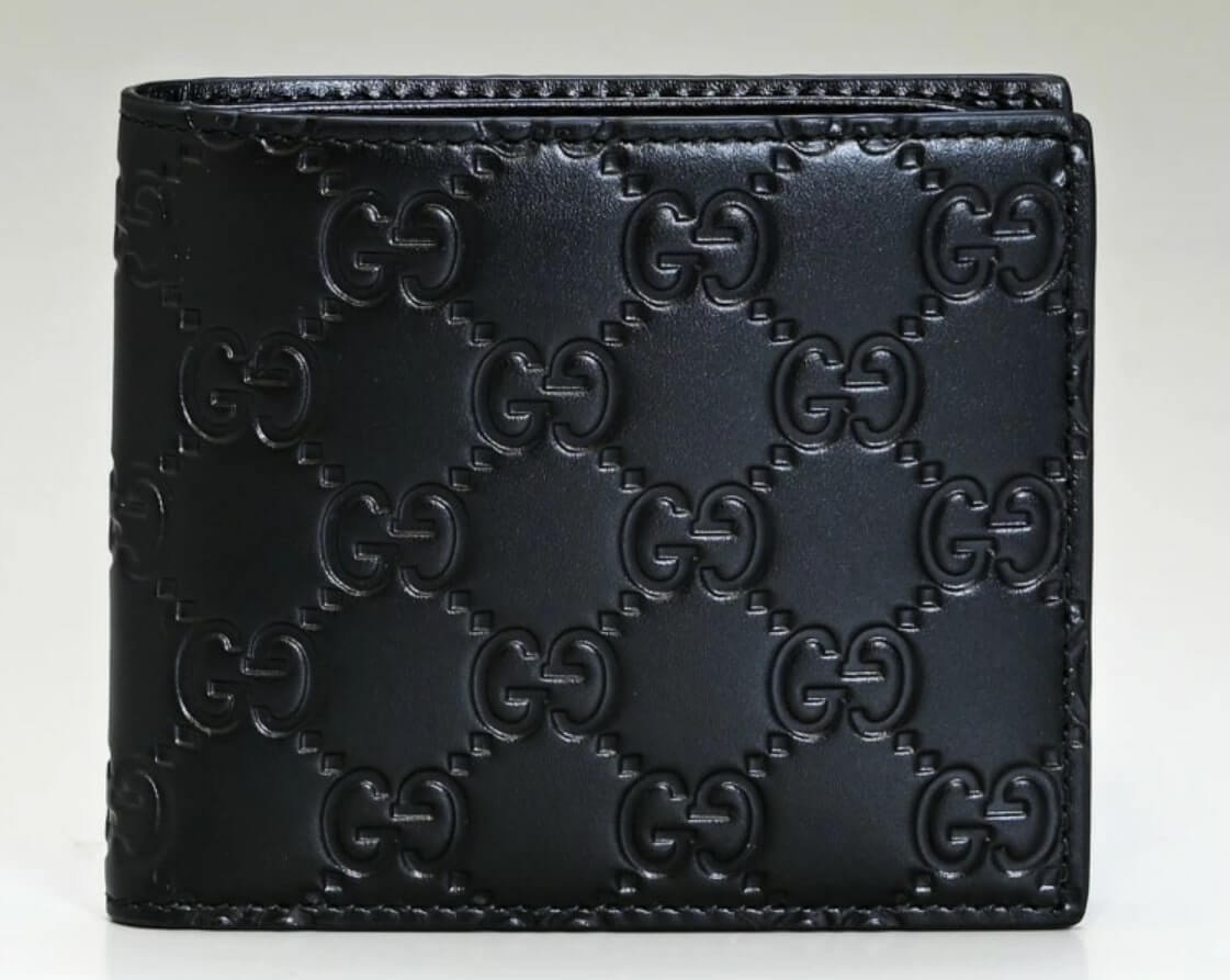 シグネチャーGGロゴの黒いグッチ二つ折り財布