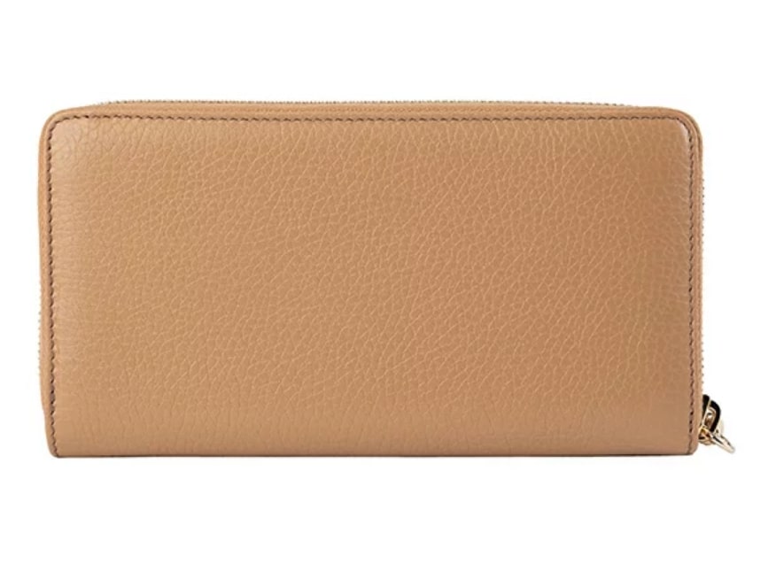 立体感のあるインターロッキングGロゴが印象的な茶色いラウンドジップ長財布の背面