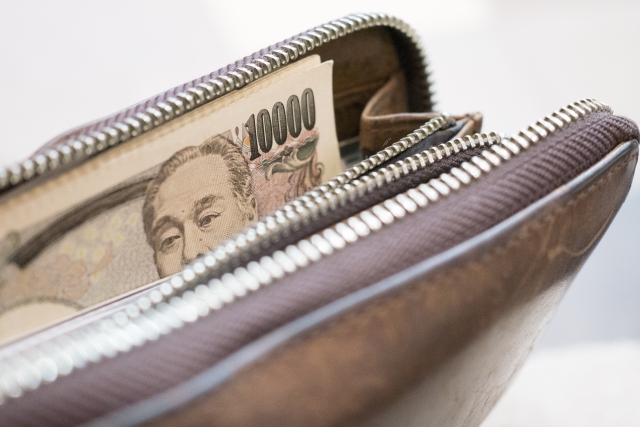 ヒロフ(HIROFU)1万円が札数枚入った長財布
