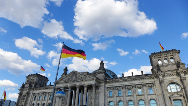 ドイツの国会議事堂と風になびくドイツの国旗