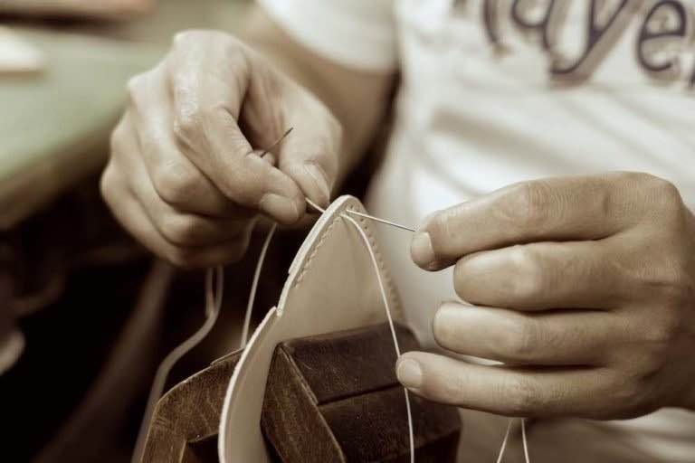 レザーに手縫い縫製をするカヤンタの職人