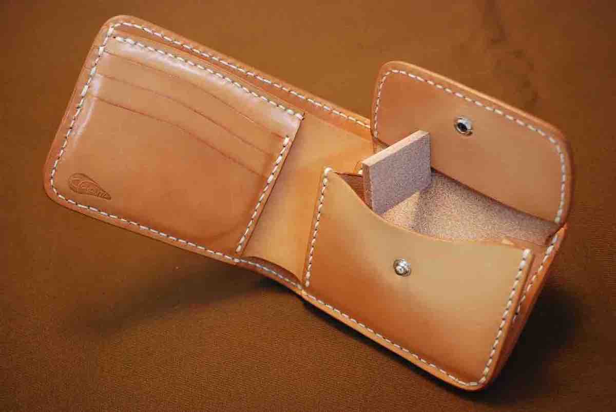 マチ付きのコインスペースや取り出しやすいオープンポケットの二つ折り財布内装