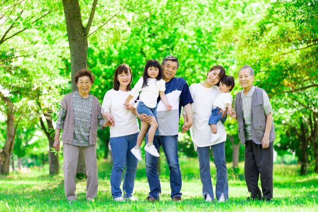 草木の前で家族写真