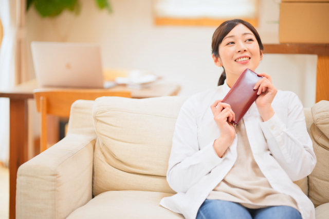 ラリースミスの財布を持った女性