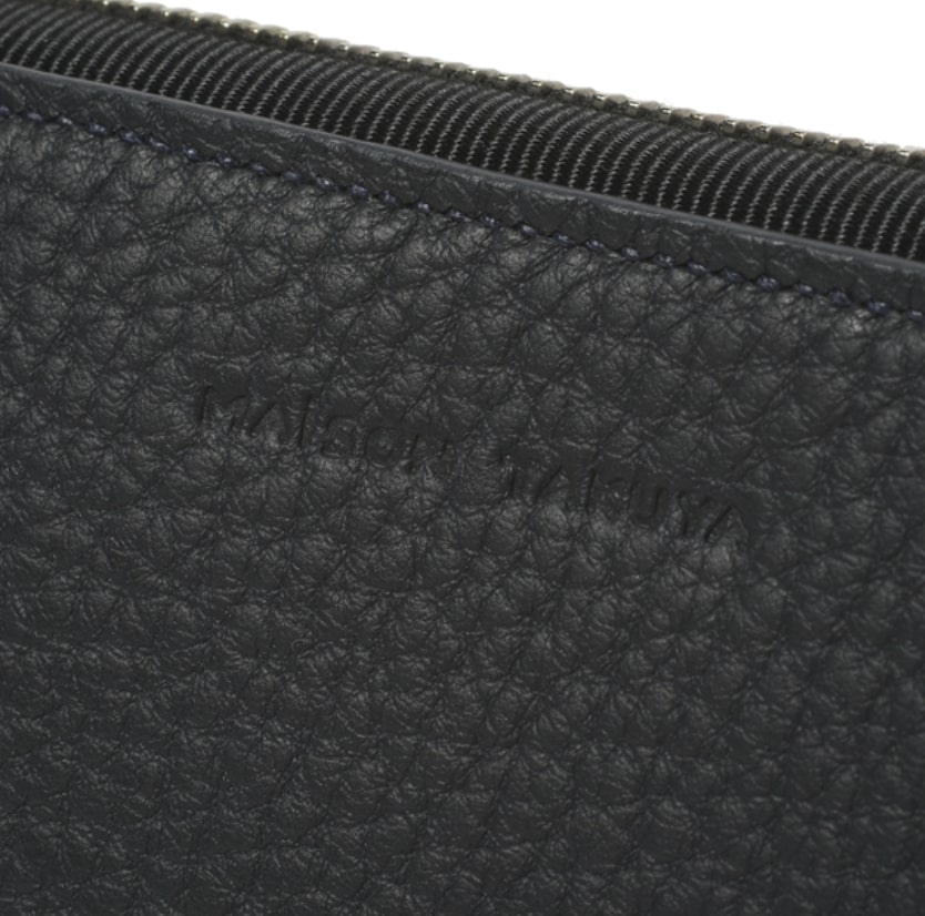 ブランドロゴが刻印されたメゾンタクヤの財布（ブラック）