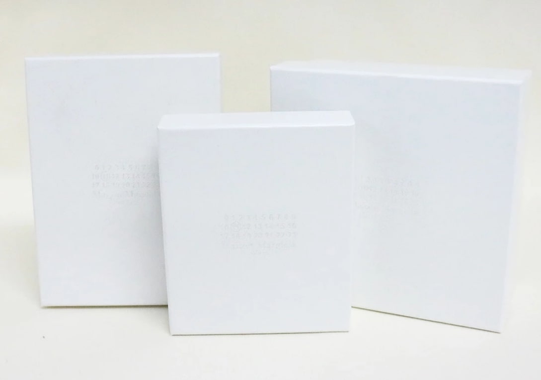 メゾンマルジェラのアイコンであるカレンダーが刻印された白いボックス