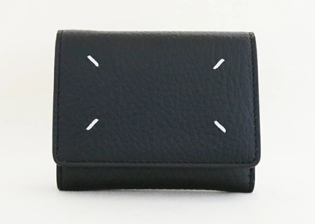 4ステッチが入った黒のエンボスレザー三つ折り財布正面