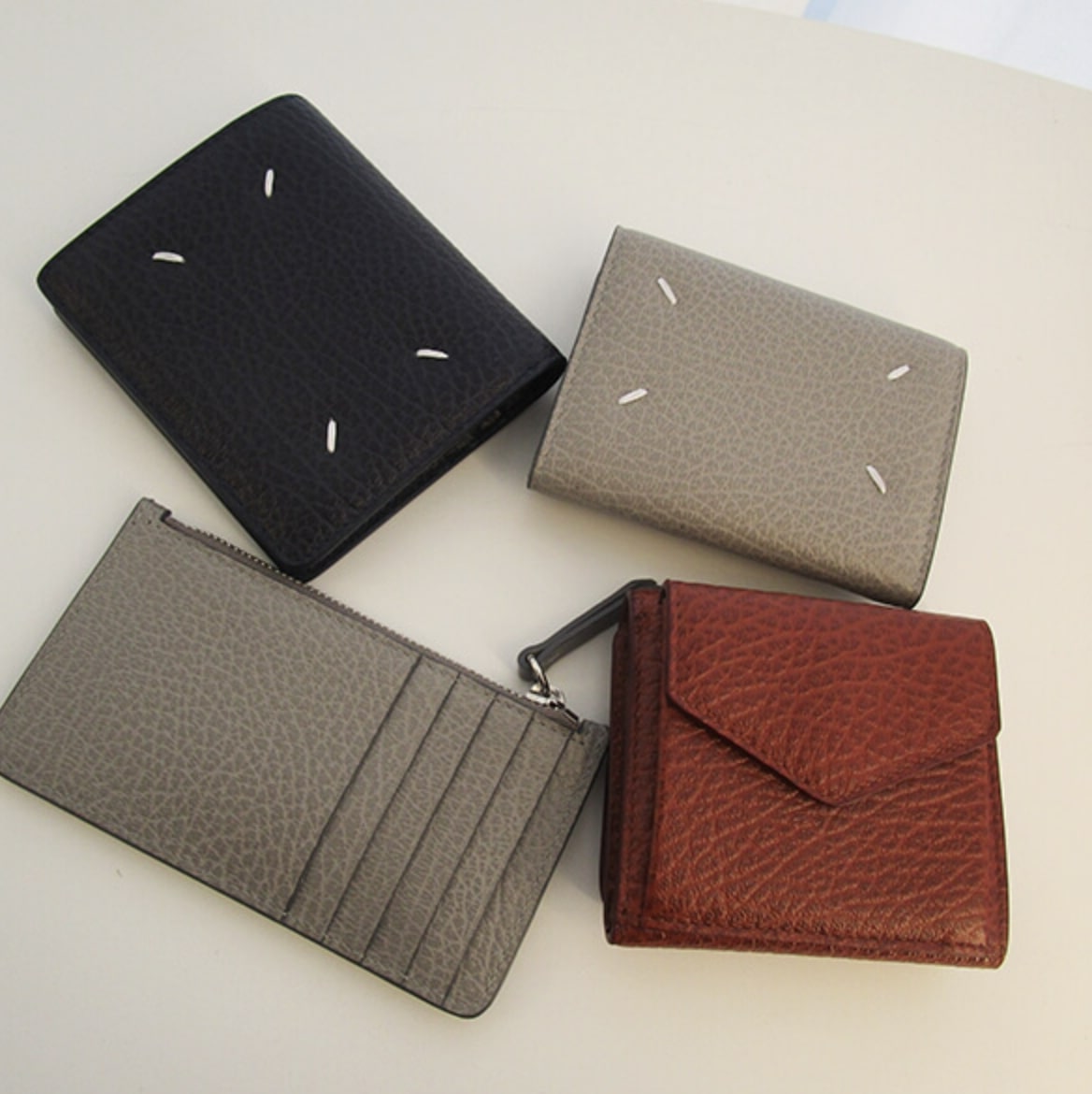 メゾンマルジェラ（MaisonMargiela）・レザーミニ財布（ブラック、グレージュ）・コインケース（グレージュ）・三つ折り財布（ブラウン）