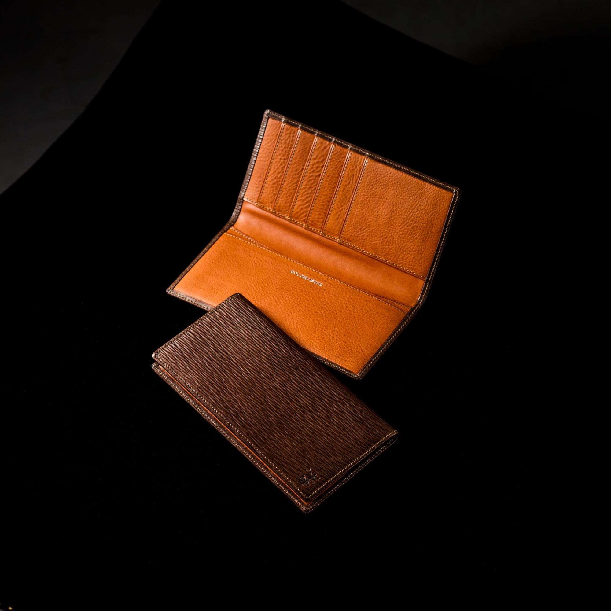 ココマイスター（COCOMEISTER）ブラウン×キャメルの二つ折り長財布 開いた財布と閉じた財布