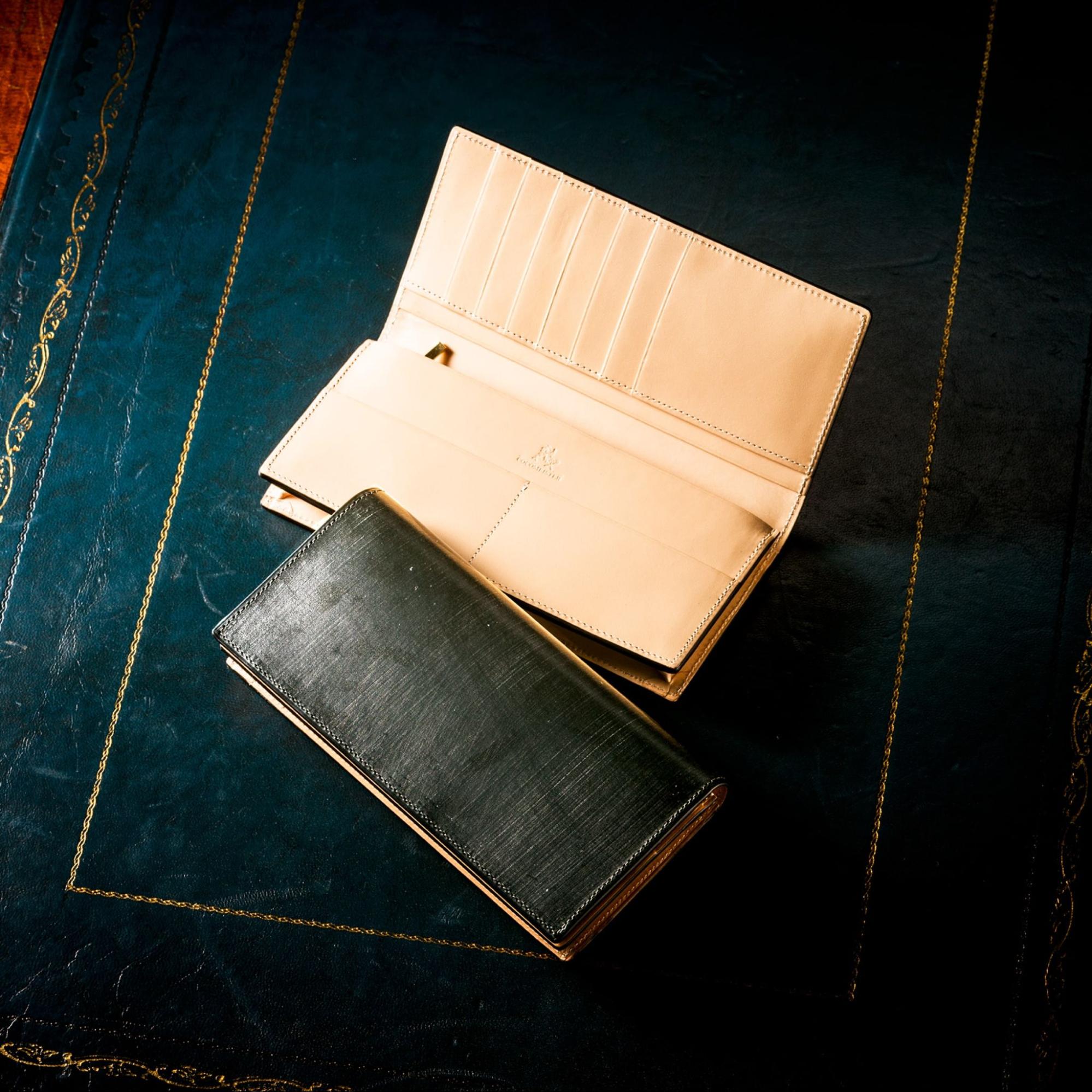 ココマイスター（COCOMEISTER)ブライドルレザー ブラックの二つ折り財布の開いた財布と閉じた財布