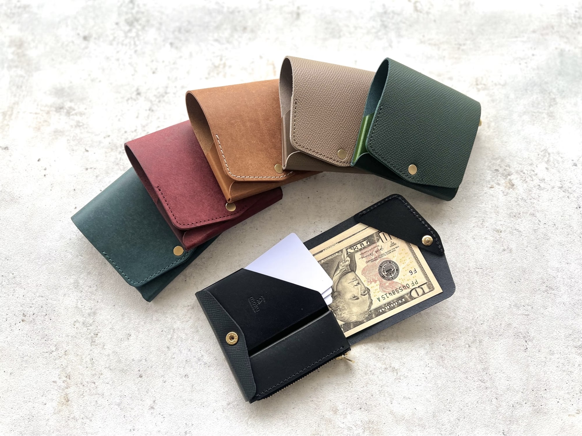 札抑えでしっかりお札をホールドされているモクの小さく薄い財布（６色）