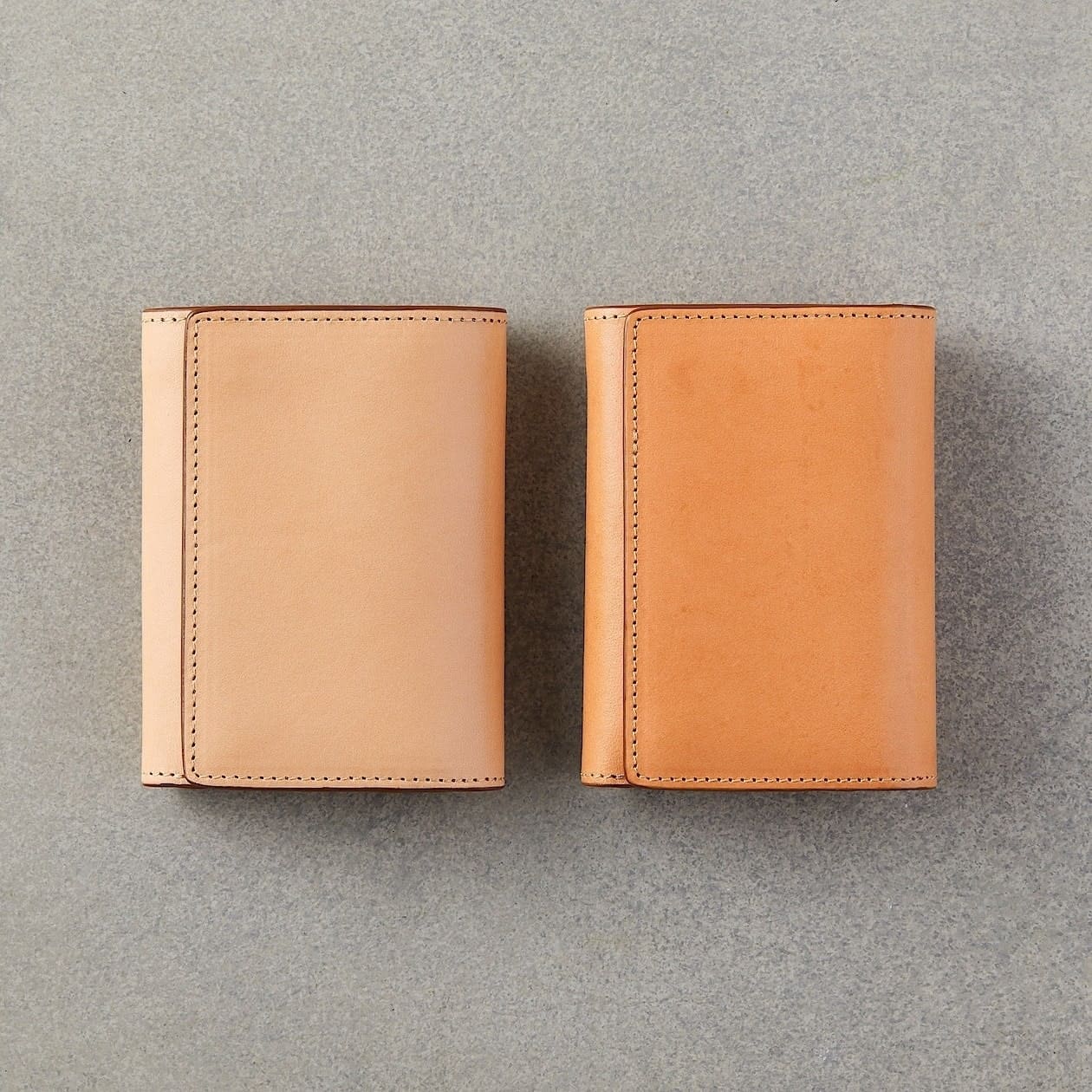 色が少し違う無印良品のレザー財布2個