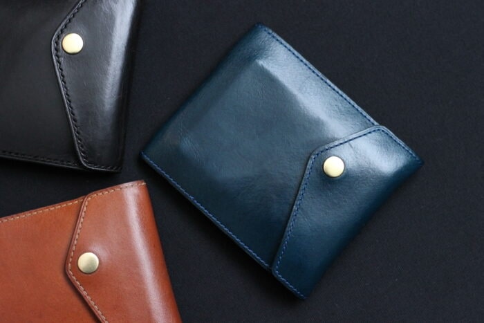 イタリア産の皮を使用したブラック、ブラウン、ブルーのコンパクト財布