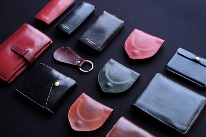 並べられた革のコインケース、キーケース、財布
