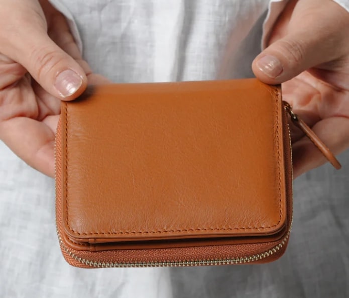 20代・社会人・新社会人女性におすすめなMURA（ムラ）の二つ折り財布はラウンドファスナー二つ折り財布
