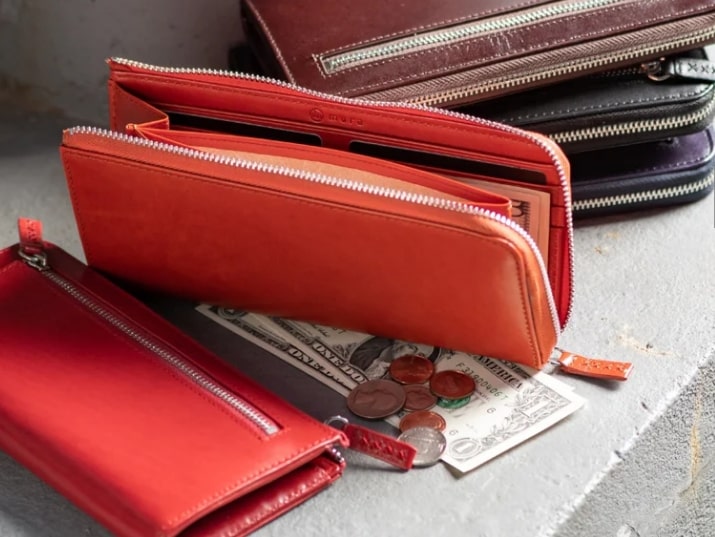 MURA（ムラ）の赤い長財布とお金