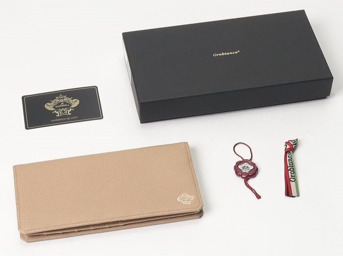 オロビアンコの長財布とギフトボックス、トリコロールのリボン、ギャランティカード