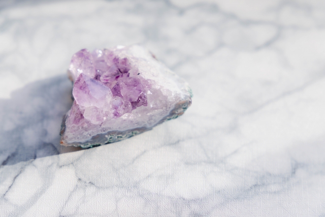 紫財布の風水的な意味を持つイメージの紫水晶
