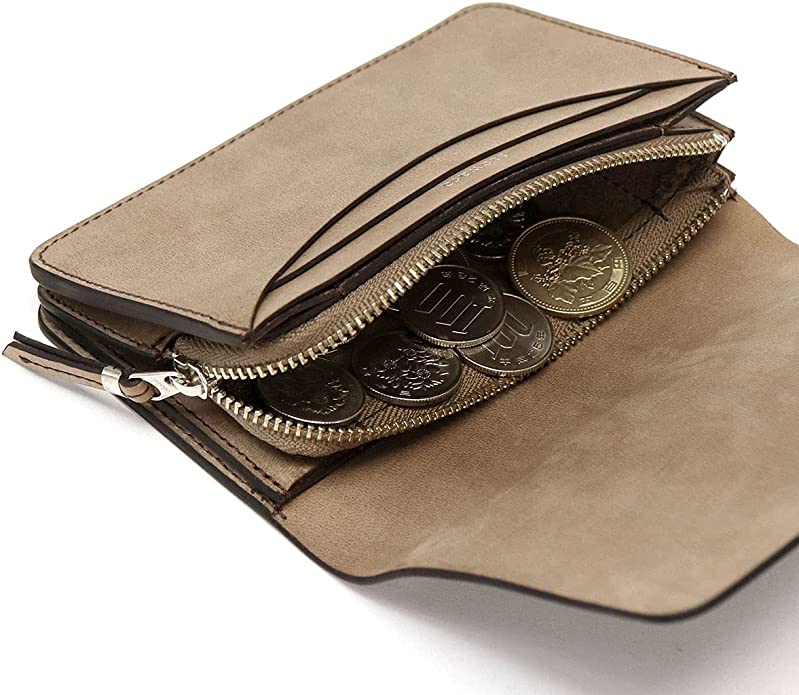 スロウのかぶせ長財布の小銭ポケットのファスナーを開けて、小銭が見えている状態