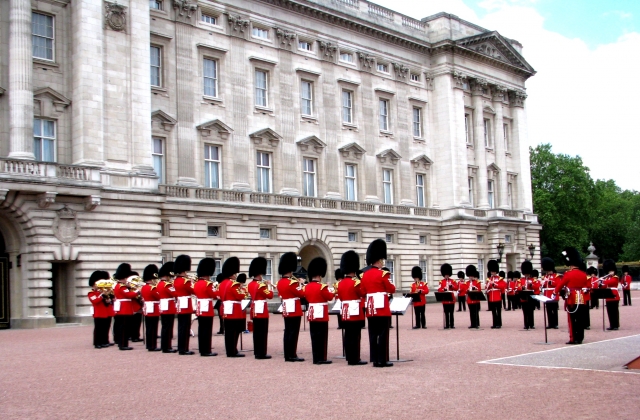 バッキンガム宮殿前に整列する赤い衣装に黒い帽子を被った兵隊さん