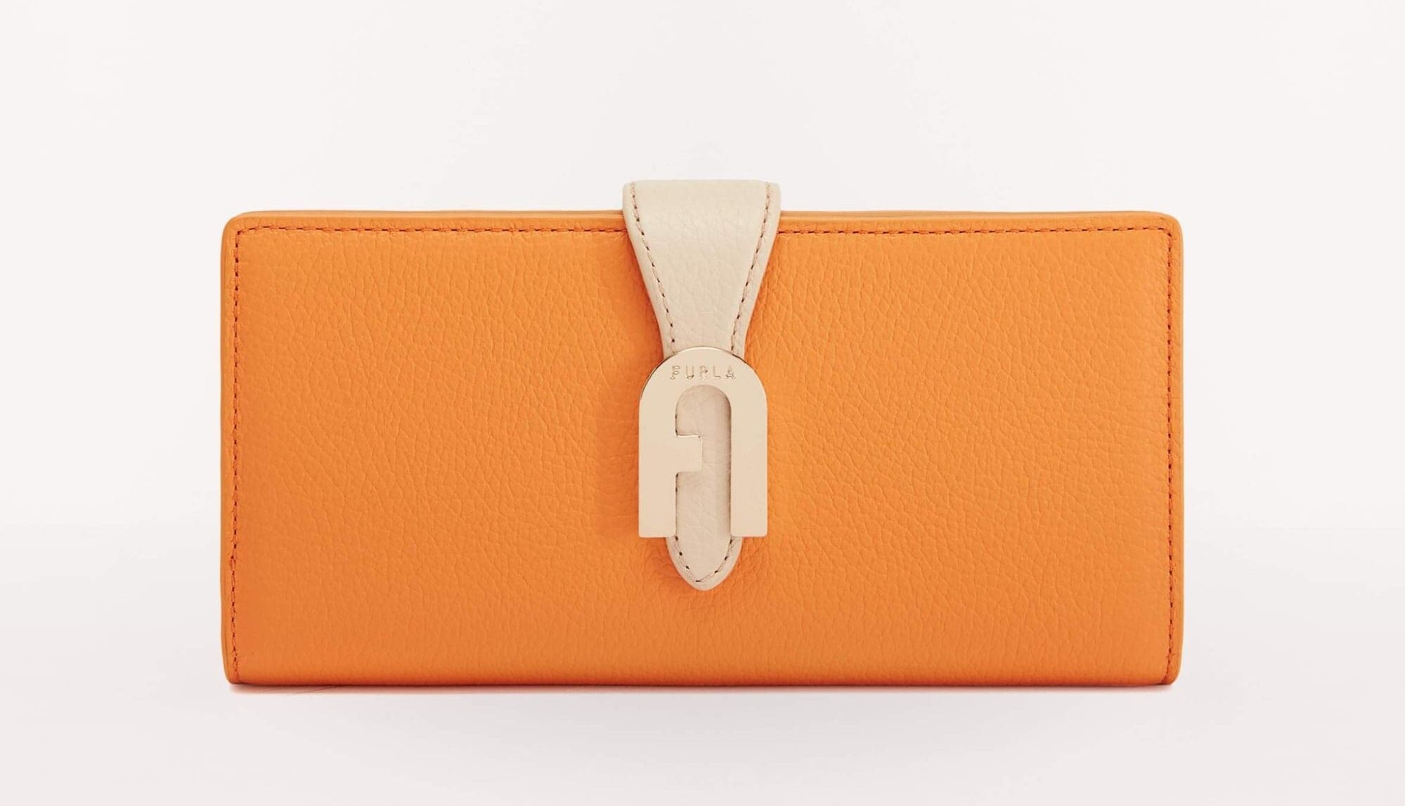 フルラのスナップ開閉式で、フロントのフラップにアーチロゴをあしらった二つ折り財布（オレンジ）