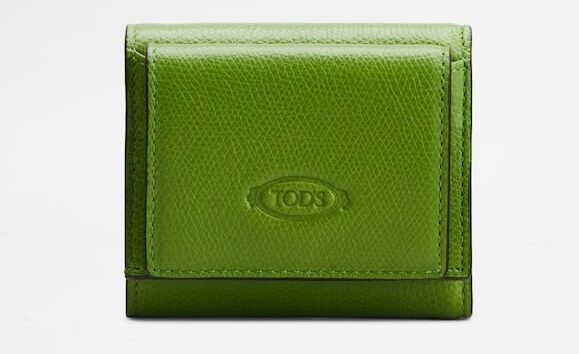 外側のコインポケットにトッズのロゴが刻印された三つ折り財布（グリーン）