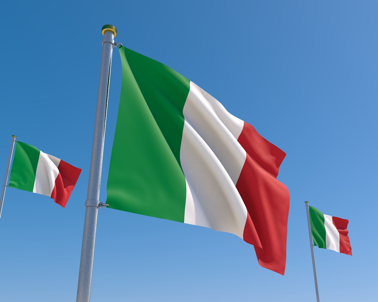 青空の下、風になびくイタリア国旗
