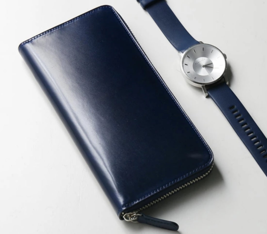 プレリーのコードバンラウンドファスナー長財布（ブルー）と腕時計