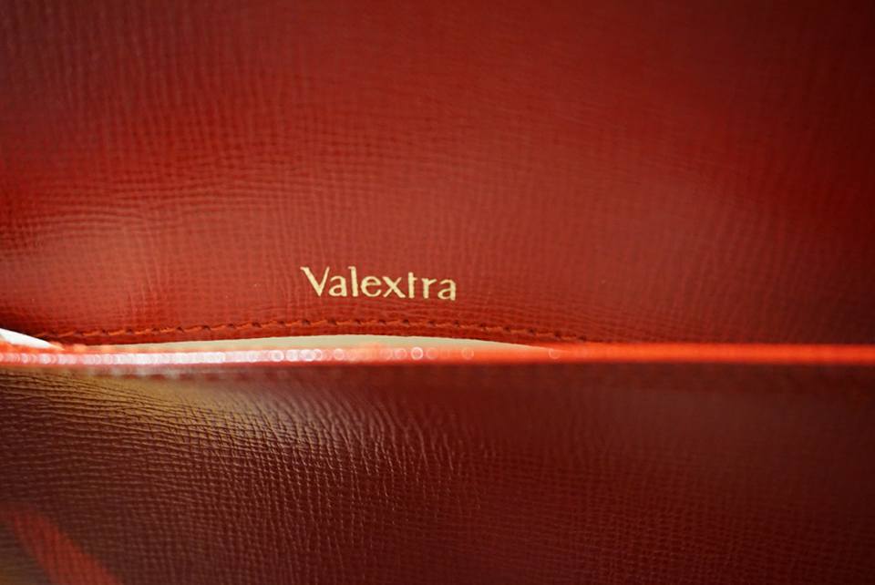 ヴァレクストラ(Valextra)のレザーのロゴ