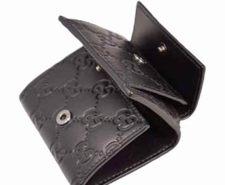 グッチ（GUCCI）スナップを開けたブラックのシグネチャー三つ折りミニ財布